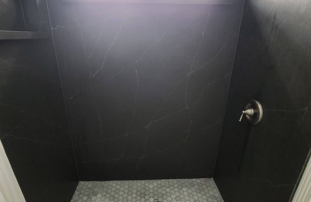 Townhouse 3b 3 5 bth quiet Gated , across from, airport ,Mall & Restaurants