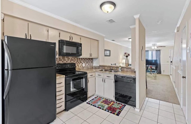 Townhouse, Airport, Downtown, 2 TVs, Wi-Fi