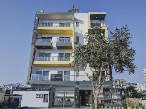 Townhouse Tipsyy Near Bestech Central Square Mall