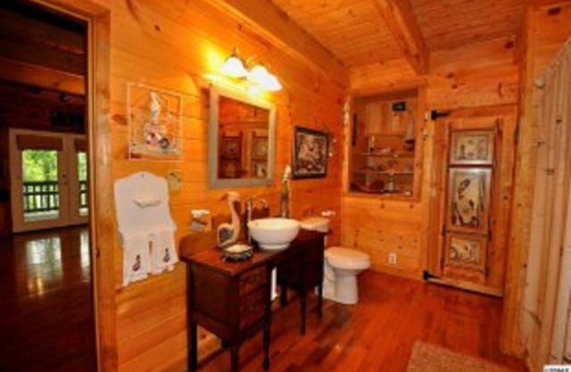 Townsend "Tree House": Nestled Among Trees, Pet Friendly, Private, Spacious