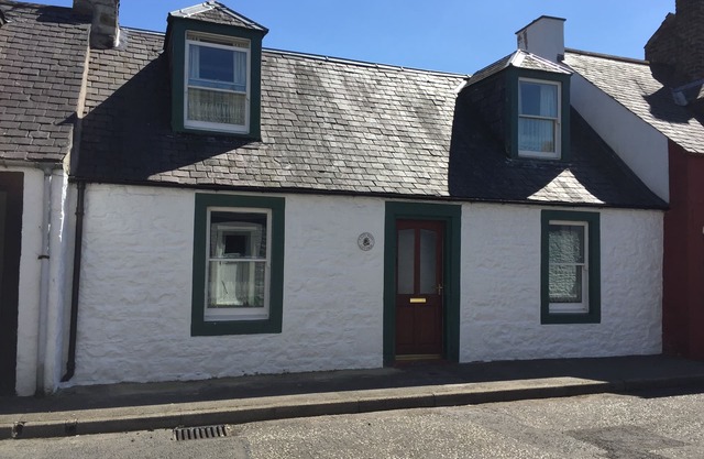 Traditional 18th Century Stone Built Scottish Cottage Close To The High Street