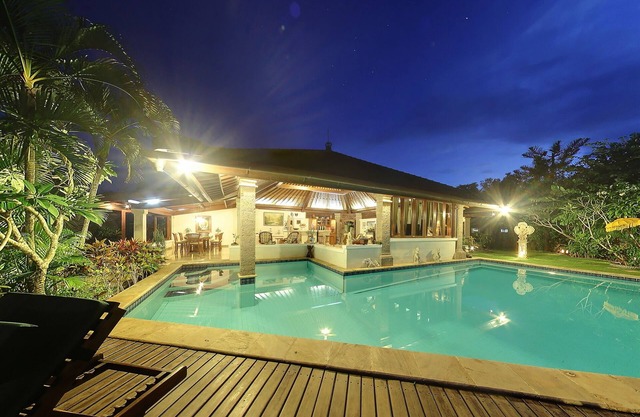 Traditional 4BR Cliff View Villa Located In Jimbaran! - 18Min Drive To Beach!