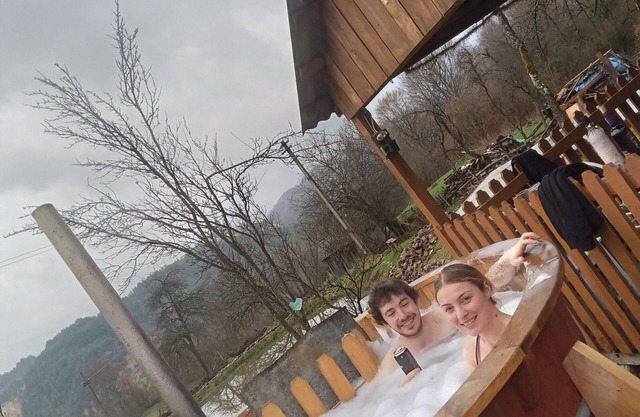 Traditional Cottage with Hottube and Lake View