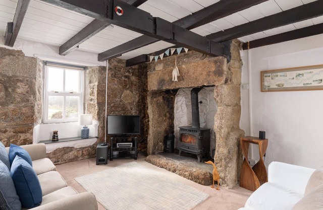 TRADITIONAL COTTAGE, AMAZING VIEWS, CLOSE TO BEACH