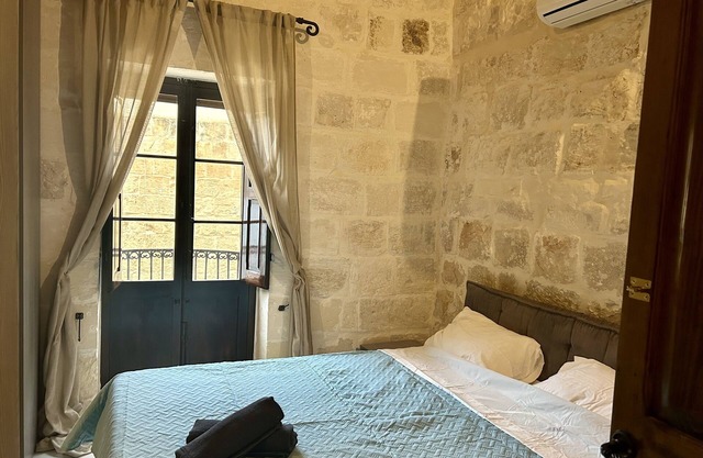 Traditional House of Character with Terrace - Central, Cozy & Calm