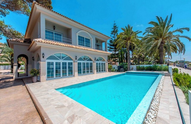 Traditional house with nice pool near the beach