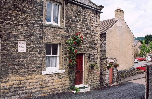Traditional Stone Cottage With Garden, Parking & WiFi