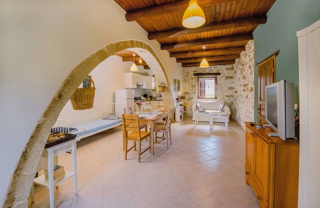 Traditional Stone House close to Beach and Chania city