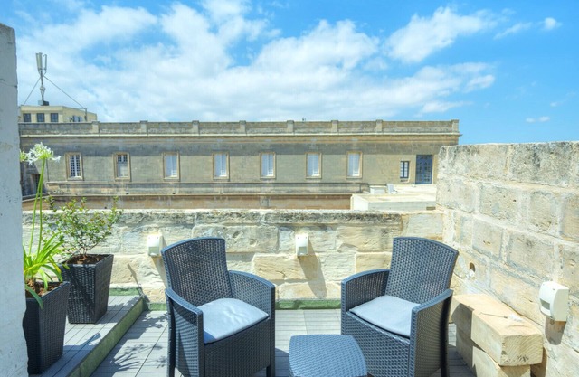Traditional townhouse, terrace near Valletta WENG1-1