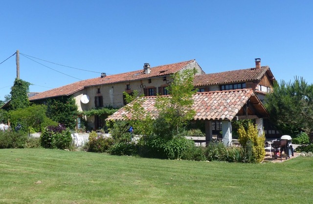 Traditionnal toulousaine farmhouse, with pool, panoramic view, all mod cons.
