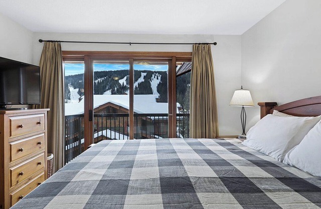 Trail's Edge 51: Charming, Three Storey, 2BDRM Townhome w/Private Hot Tub