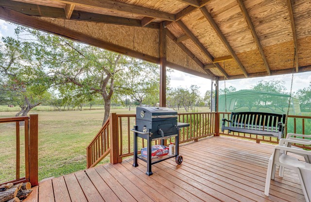 Trails, Creek & Wildlife: Country Harwood Retreat
