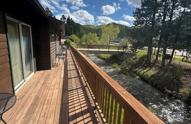Trailside Lodging - Room 145