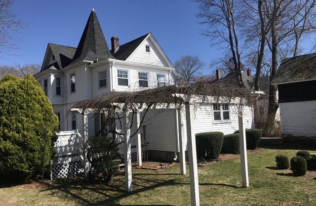 Tranquil 1875 Victorian with beautiful grounds and inground pool