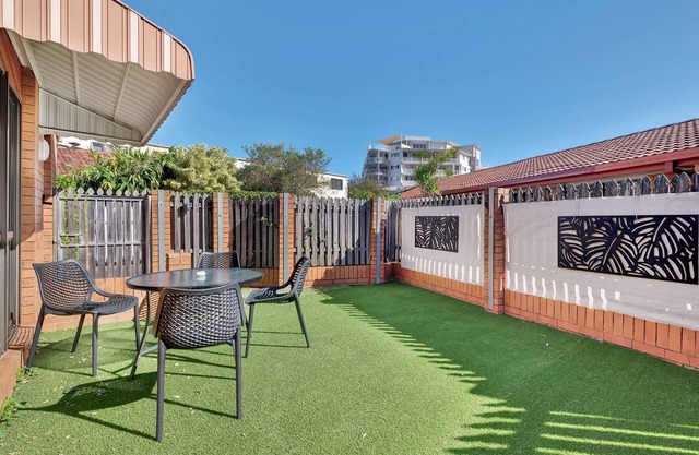 Tranquil 2-Bed Townhouse Close to Redcliffe Beach