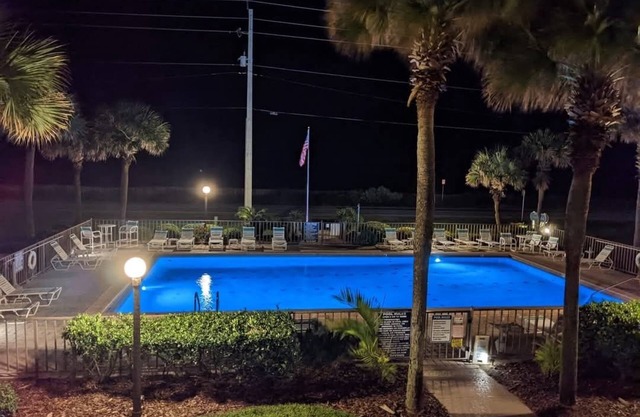 Tranquil 2-bedroom condo with pool in Ormond Beach