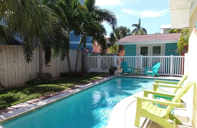 Tranquil AMI Resort Unit 3 all amenities! Central Holmes Beach