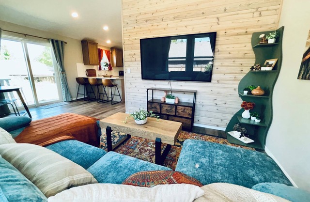 Tranquil Colorful Comfort, 3-bedroom house with AC in Vancouver