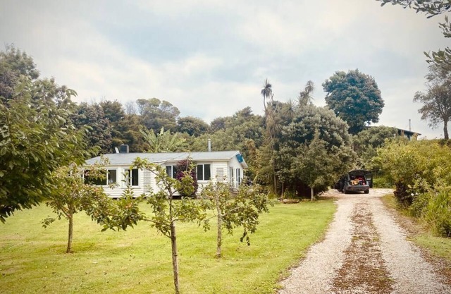 Tranquil, comfortable Kiwi bach, 1 minute from the beach