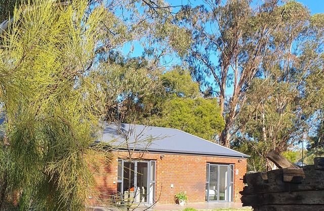 Tranquil Country Retreat on bushland acreage only 5km from town center