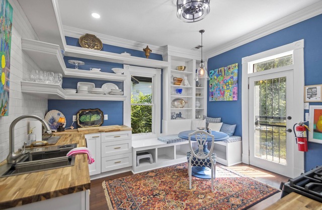 Tranquil Hillcrest cottage close to most attractions in charming Little Rock