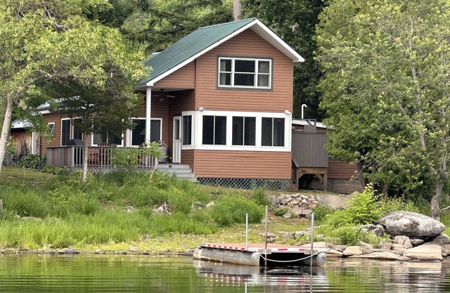 Tranquil lake side cabin on Black Lake