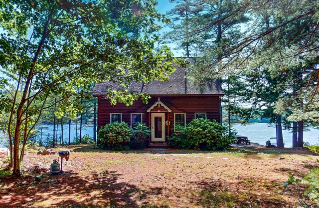 Tranquil Lakefront Retreat with large outdoor patio, beach and Stunning Views