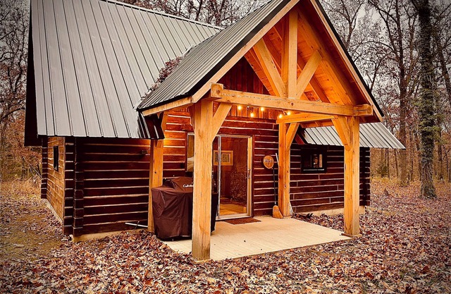 Tranquil Log Cabin adjacent to Mark Twain National Forest + minutes to the river