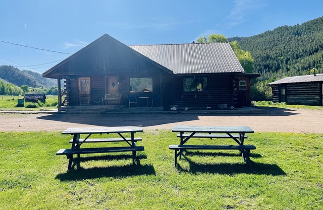 Tranquil mountain home, near Pitkin, close to your next mountain adventure.