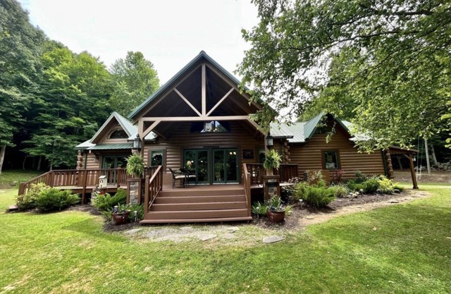 Tranquil & secluded Log Home on 172 acres w/breath taking views for all to enjoy