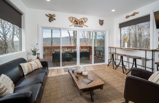 Tranquil & Stylish ~ Near Skiing ~ Hot Tub ~ Views