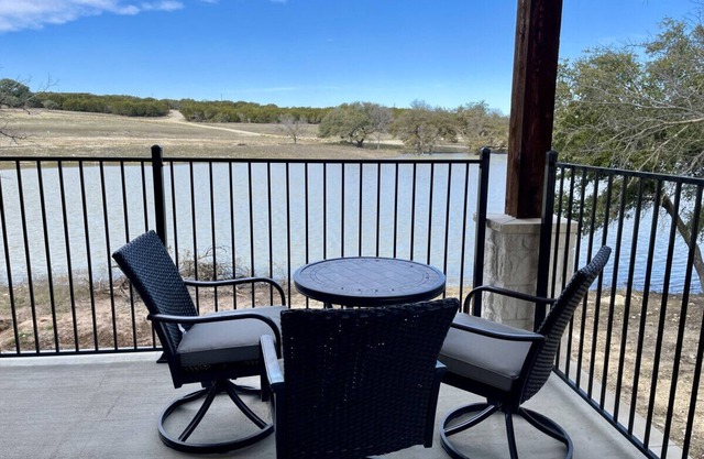 Tranquil Trails-Elegant Waterfront Retreat at Twin Canyons Longhorn Ranch