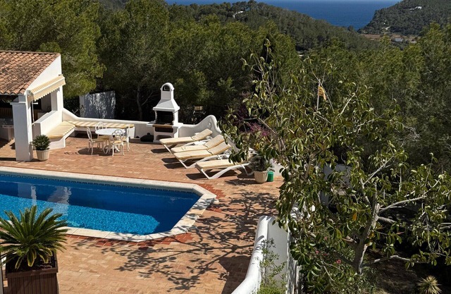 Tranquil Villa Escape - family sized hillside Villa with private swimming pool