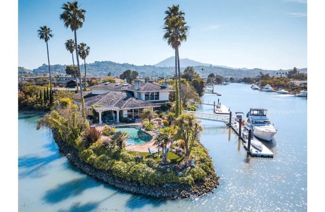 Tranquil Waterfront Retreat Haven