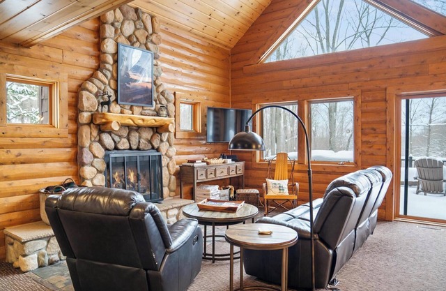 Tranquil Wooded Retreat at Boyne Mountain – Steps from the Slopes