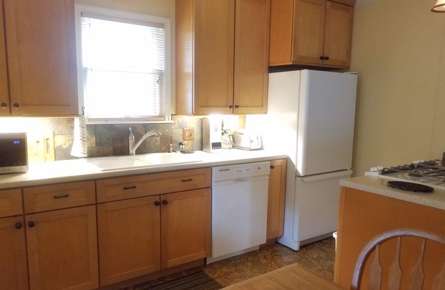 Tranquil Zilker neighborhood bungalow in 78704 on street front quiet cul de sac