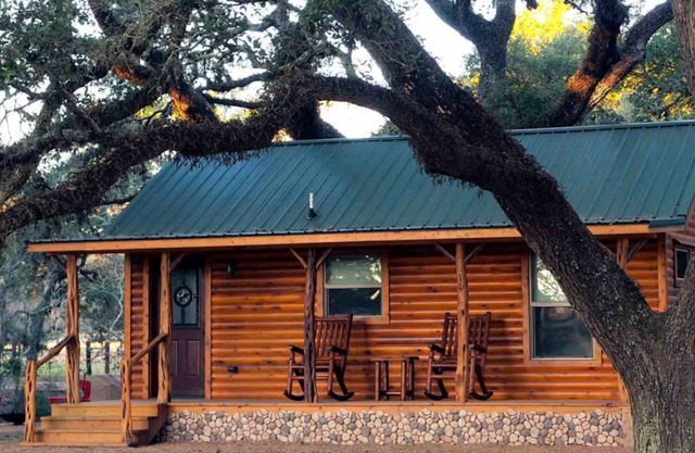 Tranquility Cabin Surrounded By Live Oak Trees With A Fabulous Hot Tub!