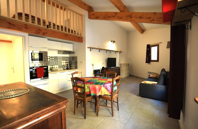 Tras Castel, apartment 4 places, garden, swimming pool, barbecue, free parking