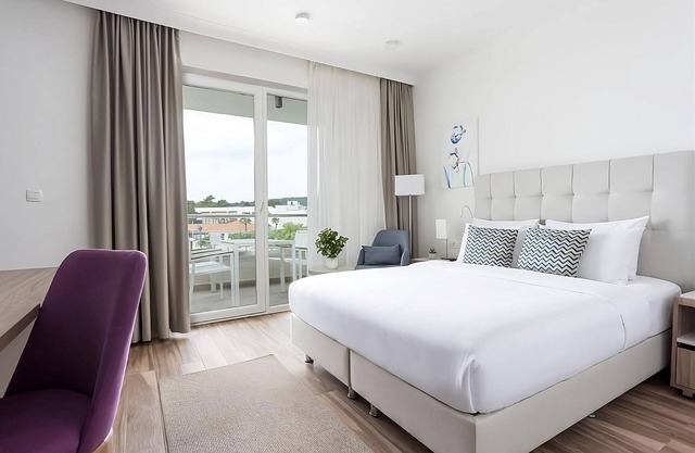 Travel Destination! Comfortable 2BR Suite, w/Outdoor Pools and Beachfront!