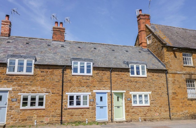 TREACLE COTTAGE, pet friendly, luxury holiday cottage in Tysoe