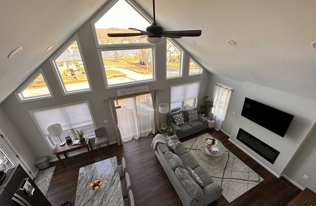 Treasure Lake Home, hot tub, partial Lake view and walking distance to beach