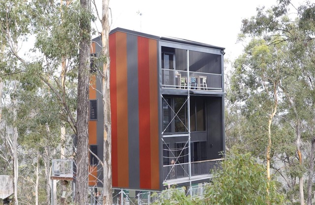 Tree House #4 Red,Private three levelled building with BBQ ,Smart TV, kitchen