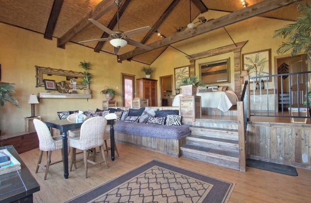 Tree House Bungalow @ Bergheim Ranch