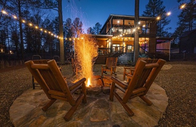 Tree of Life - Peaceful Creekside Stay w/Hot Tub, 2 Decks, Gas Grill, Sleeps 8