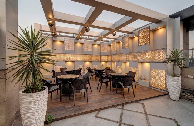 Treebo Riddhi Paradise - 15 mins from Airport