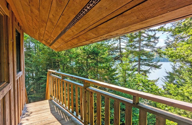 Treehouse #01 in Mont Tremblant overlooking the lake