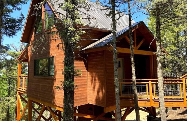 TREEHOUSE Bed & Breakfast with stunning mountain views