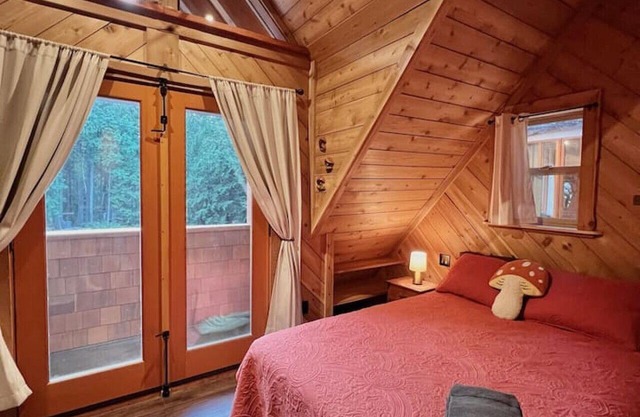 Treehouse for 10 with Expansive Outdoor Living Space