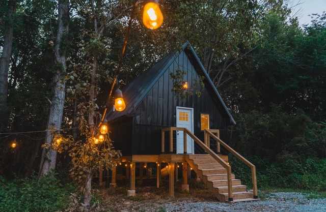 Treehouse w/Hot Tub near Shawnee National Forest