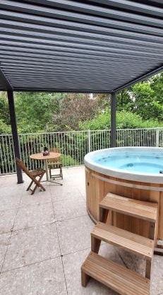 Treetop Retreat with Private Spa Mountain Views